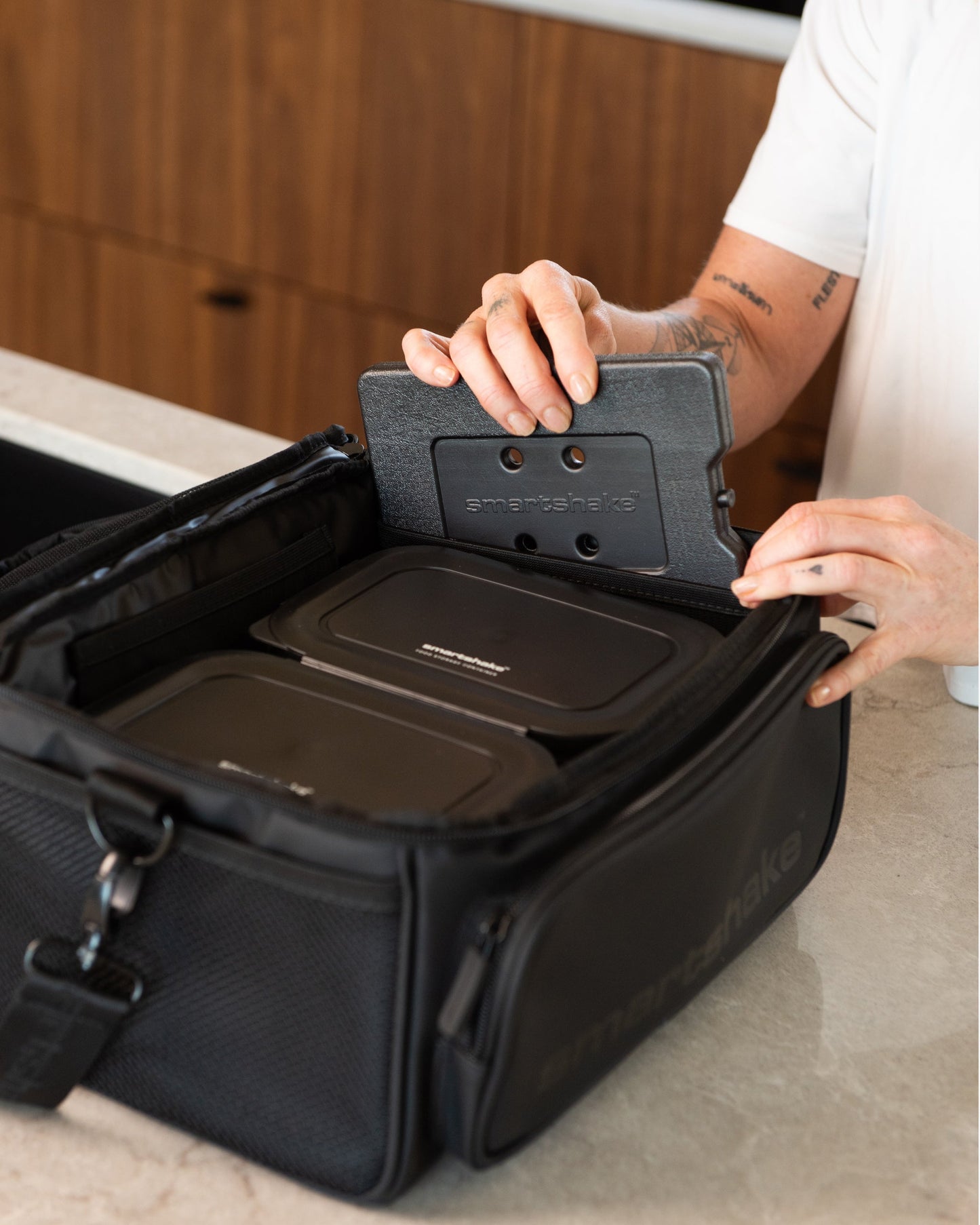 meal-prep-bag-black-with-4-food-containers-and-2-ice-packs-a3 Smartshake_Meal_Prep_Bag_Black_liefstyle_2.jpg