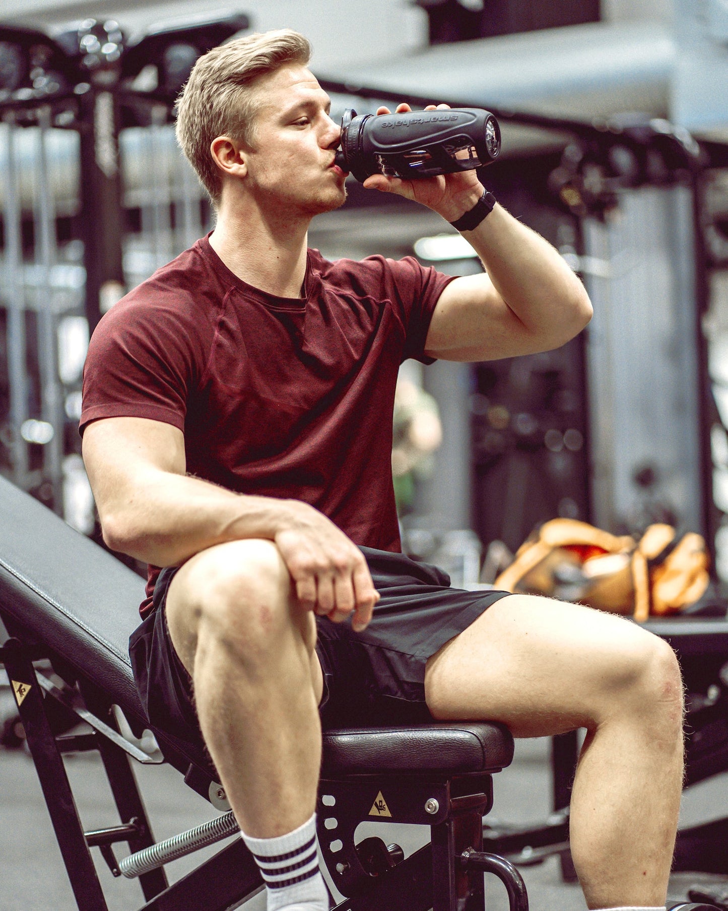 reforce-glass-black-y8 samrtshake_reforce_glass_lifestyle.jpg