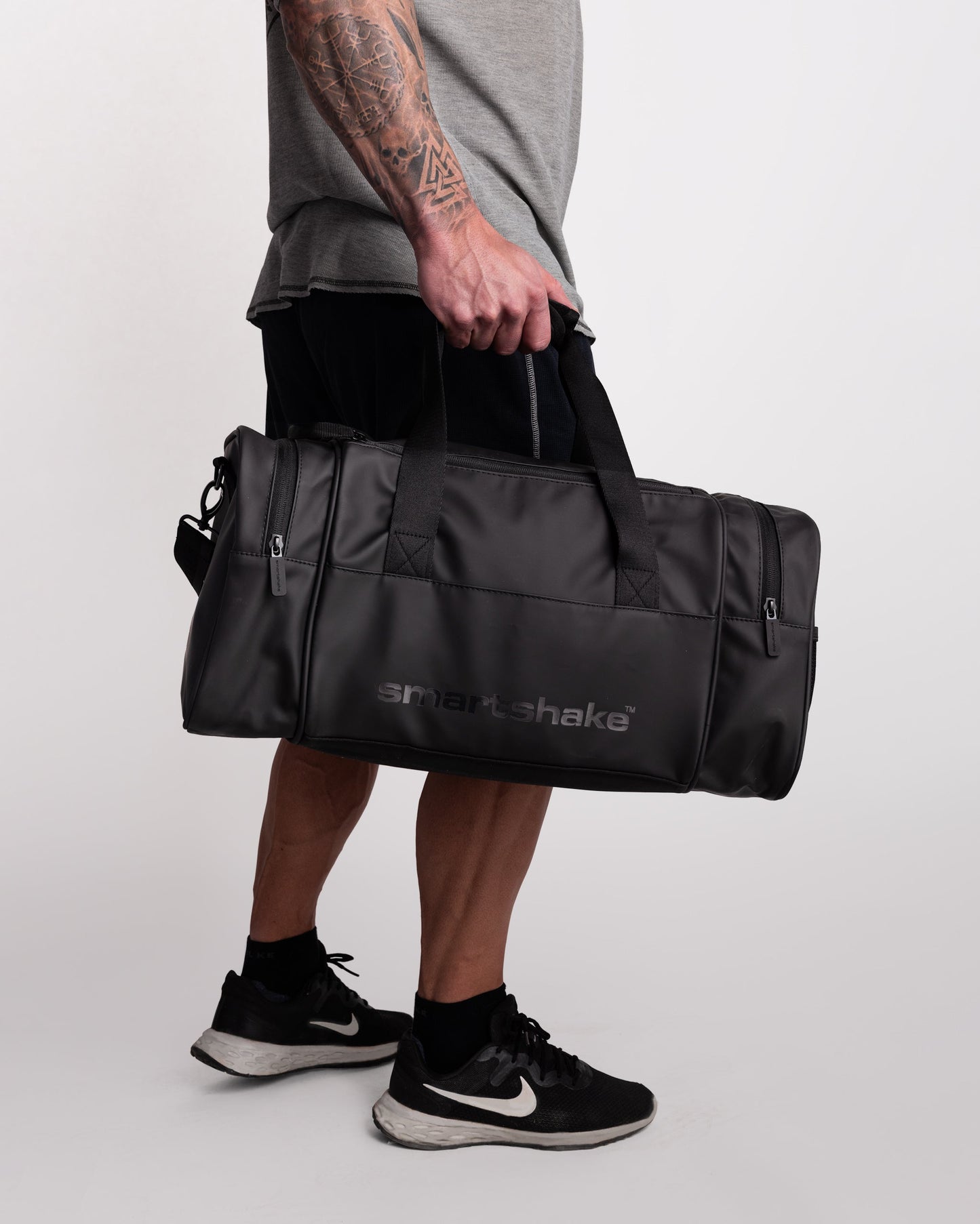 gym-bag-black-x7 Smartshake_GymBag_Black_lifestyle.jpg