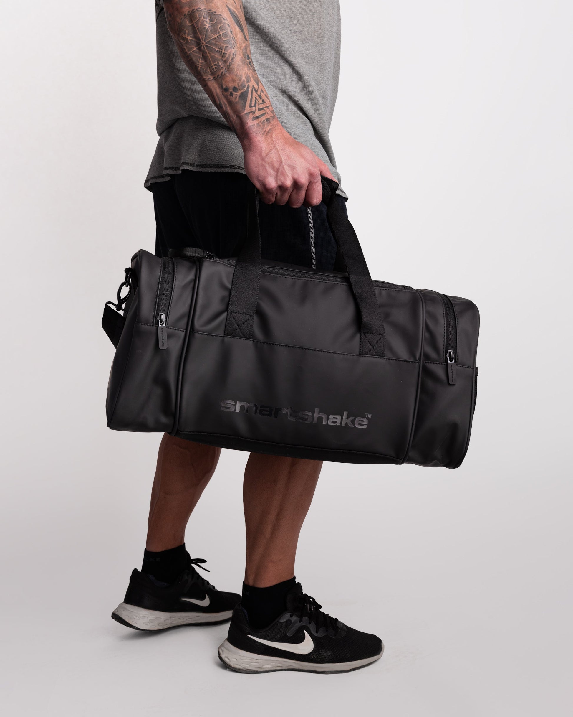 gym-bag-black-x7 Smartshake_GymBag_Black_lifestyle.jpg