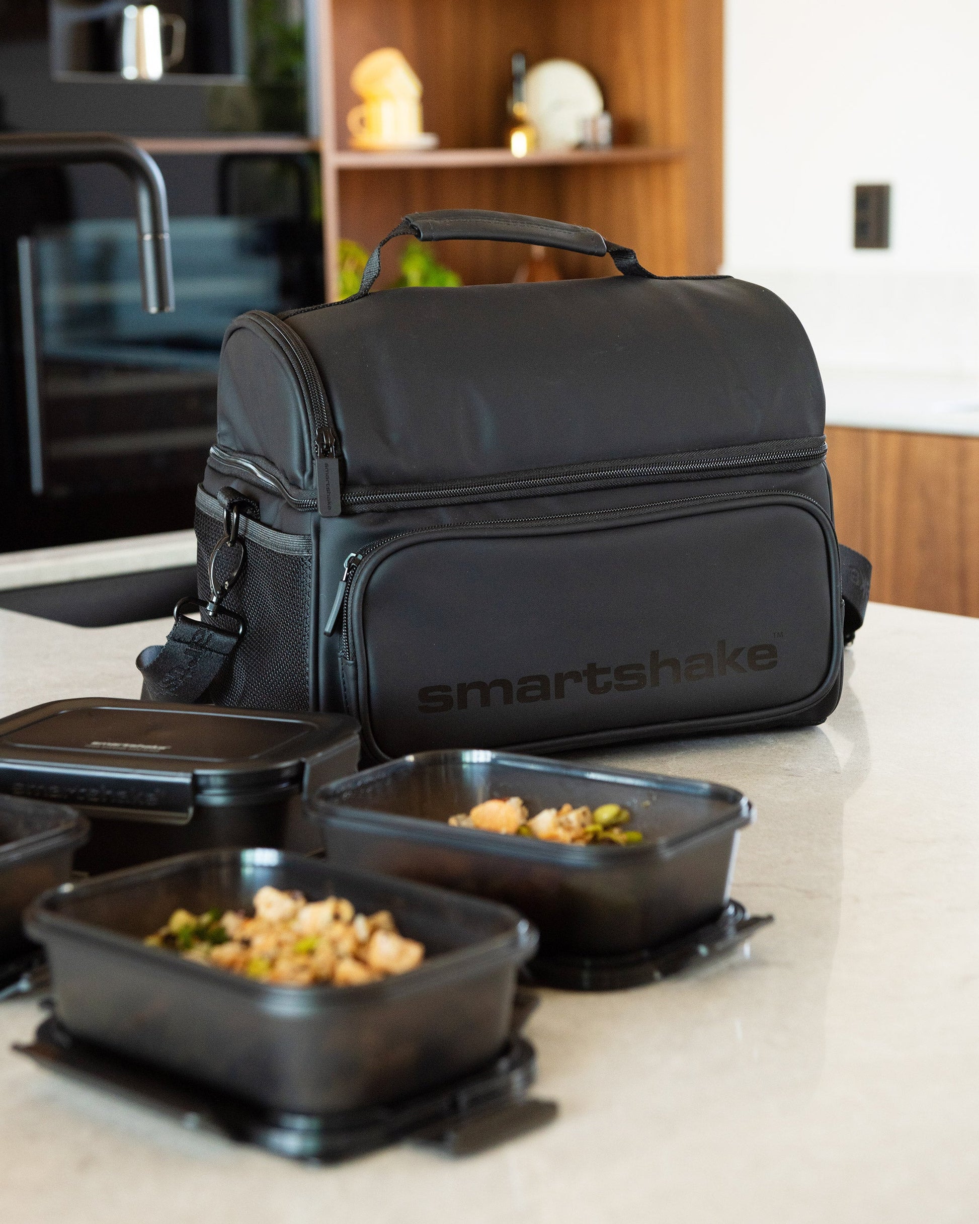 meal-prep-bag-black-with-4-food-containers-and-2-ice-packs-a3 Smartshake_Meal_Prep_Bag_Black_liefstyle.jpg