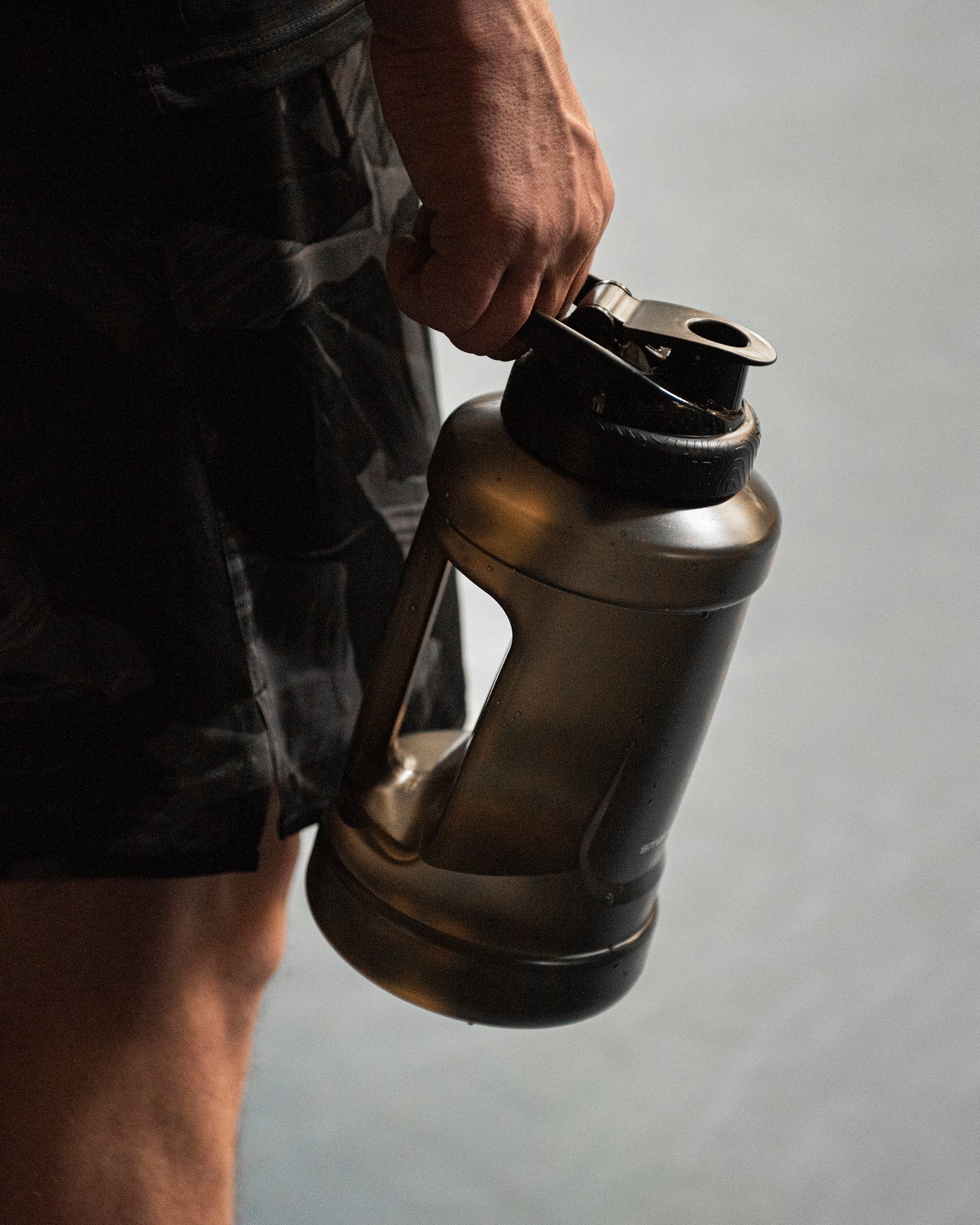 ultimate-jug-black-n6 Smartshake_Ultimate_Jug_black_lifestyle.jpg