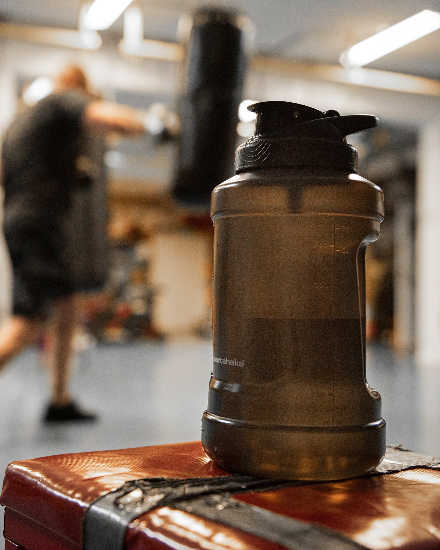 ultimate-jug-black-n6 Smartshake_Ultimate_Jug_black_lifestyle2w.jpg